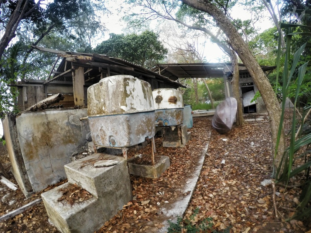 Beberapa bangunan dan benda tua yang sudah usang di Pulau Semut