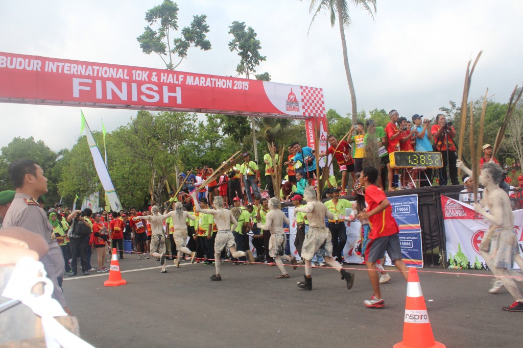 Warga dengan dandanan aneh ikut meramaikan Borobudur Run