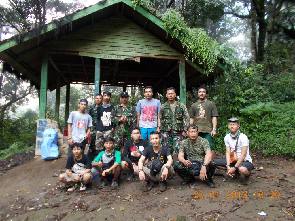 Bersama Para Pendaki lain dan TNI di Shelter Condang Amis