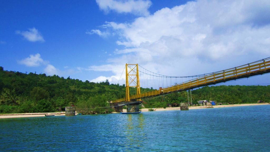 Yellow Bridge: Jembatan Penghubung Ceningan dan Lembongan. Pic via TwilightLembongan