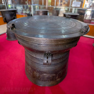 Di bagian belakang yang saya bilang bentuknya seperti barbel yang didirikan. Bagian atas dan bawahnya sama. Sedangkan yang besar ini adalah bentuk lainnya.