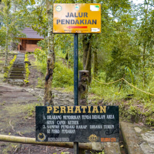 Papan petunjuk di Candi Kethek