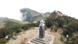 Monumen di Puncak Hargo Dumillah