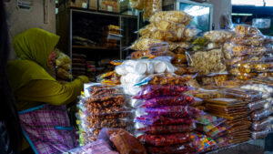 Salah satu penjual makanan ringan di Pasar Gede