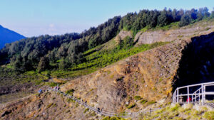stairg to go to the lakes of mount kelimutu