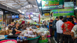 Jalan di Pasar Gede