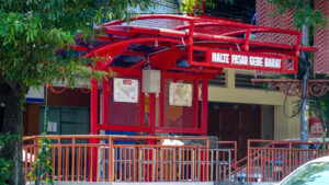 Dari sini, Halte Pasar Gede barat terlihat jelas