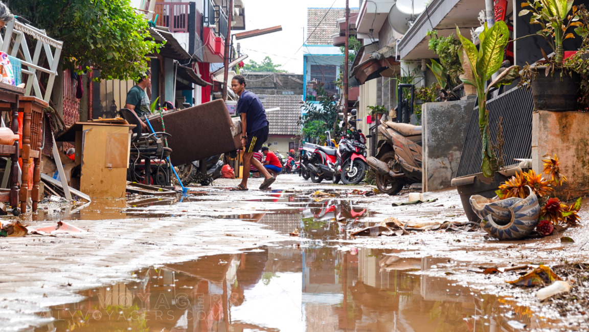 7 Jenis Orang Ketika Membersihkan  Rumah  Pasca Banjir 